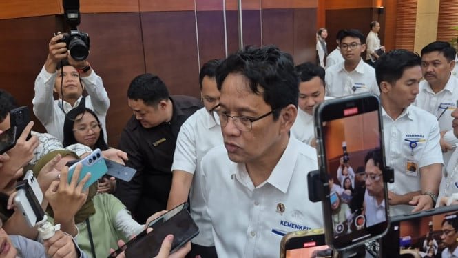 ¡No acepto dinero, mi salario aquí es alto!