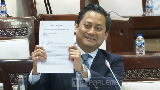 Thomas Dizivandono muestra la carta de renuncia de Gerindra: ¡Es oficial, señor!