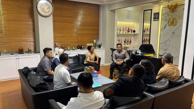 ¡La mediación falló! Aunque ya se han disculpado, los padres de los alumnos siguen vigilando a los profesores de primaria de Tangsel.