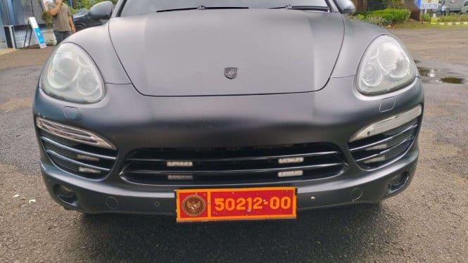 ¡El avistamiento de un Porsche Cayenne en Haleem usando descuidadamente placas de servicio del Ministerio de Defensa resulta ser un engaño!