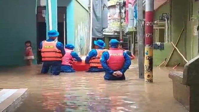 Una inundación de 2 metros inundó zonas residenciales en Kebon Pala, en el este de Yakarta