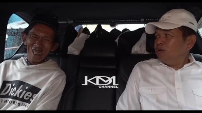 Mientras Dadi Mulyadi golpea la mesa, un vendedor de pasteles helados de la vieja escuela rocía a Sudrajat por mentir sobre el asunto.