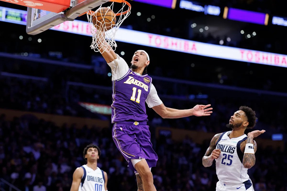 Jackson Hayes de los Lakers y Carter Bryant de los Spurs aceptan invitaciones al Concurso de Slam Dunk de la NBA 2026 durante el fin de semana All-Star