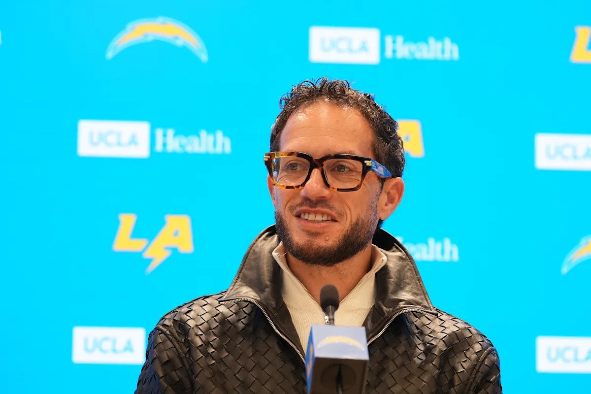 El OC de los Chargers, Mike McDaniel, ve una finalización fácil para Justin Herbert y cree que el QB no ha alcanzado su techo.