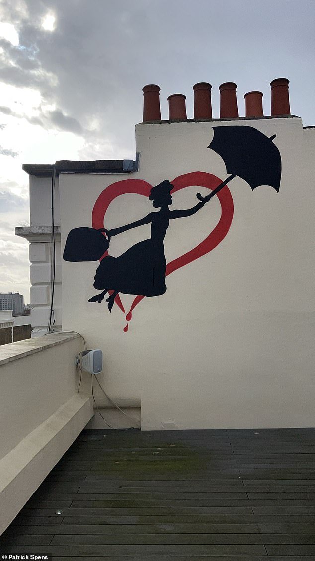 A un hombre que pintó un mural de Mary Poppins en su casa de Kensington sin permiso se le permitió conservarlo después de ganar una amarga batalla de planificación.