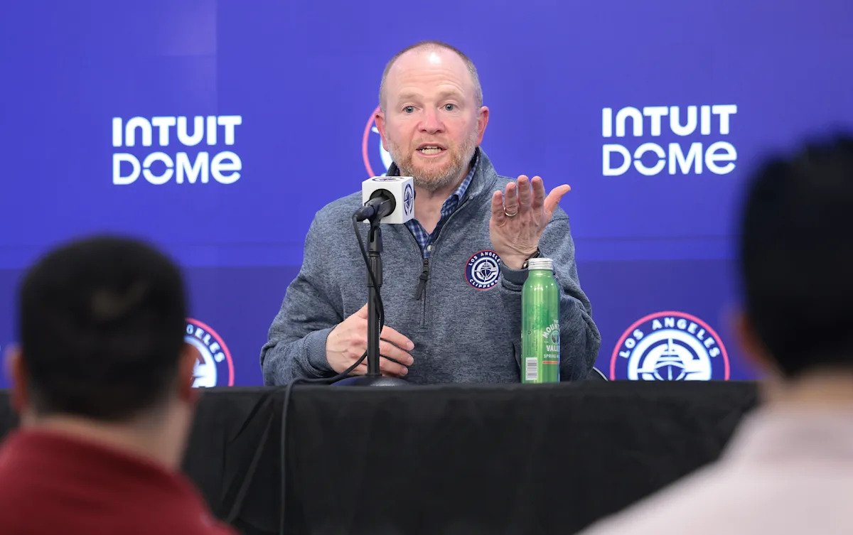 Los Clippers le dan al ejecutivo Lawrence Frank una extensión de contrato de varios años en medio de una racha de 15-3