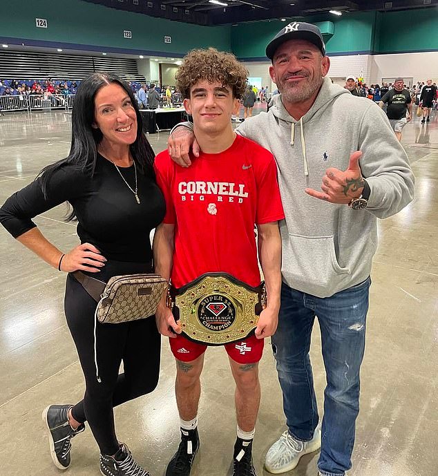 Estrella en ascenso de la lucha libre y padre castigados por pelea salvaje en escuela secundaria de Nueva Jersey