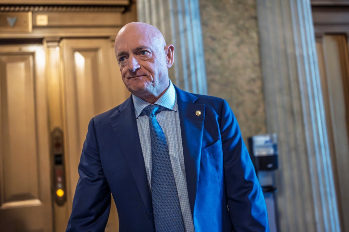 Mark Kelly responde a Tom Homan refiriéndose a Minneapolis como «como una zona de guerra»