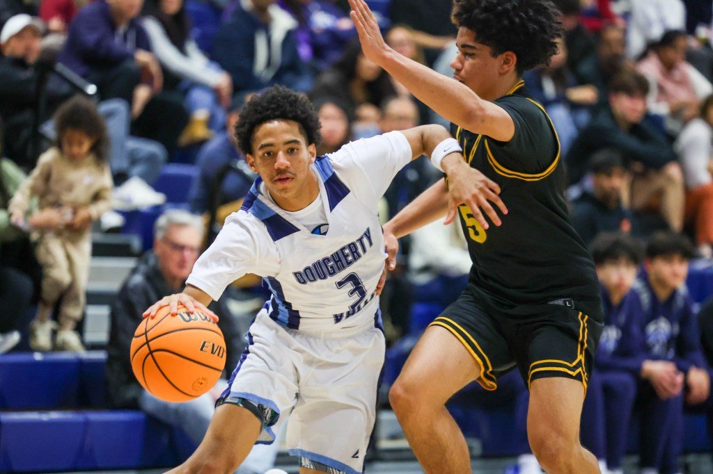 El No. 13 Dougherty Valley usa pelota pequeña y vence al No. 20 California en casa