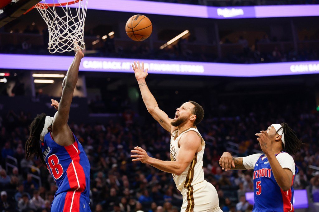 Golpear la rodilla contra el pistón previo.