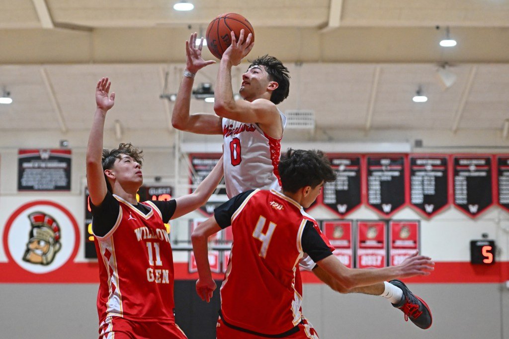 El baloncesto masculino de Westmont derrotó a Willow Glen en los aros de South Bay High School