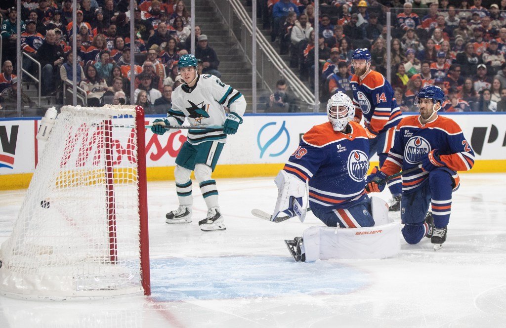 Los San Jose Sharks sufrieron una derrota ante los Edmonton Oilers, liderados por Connor McDavid