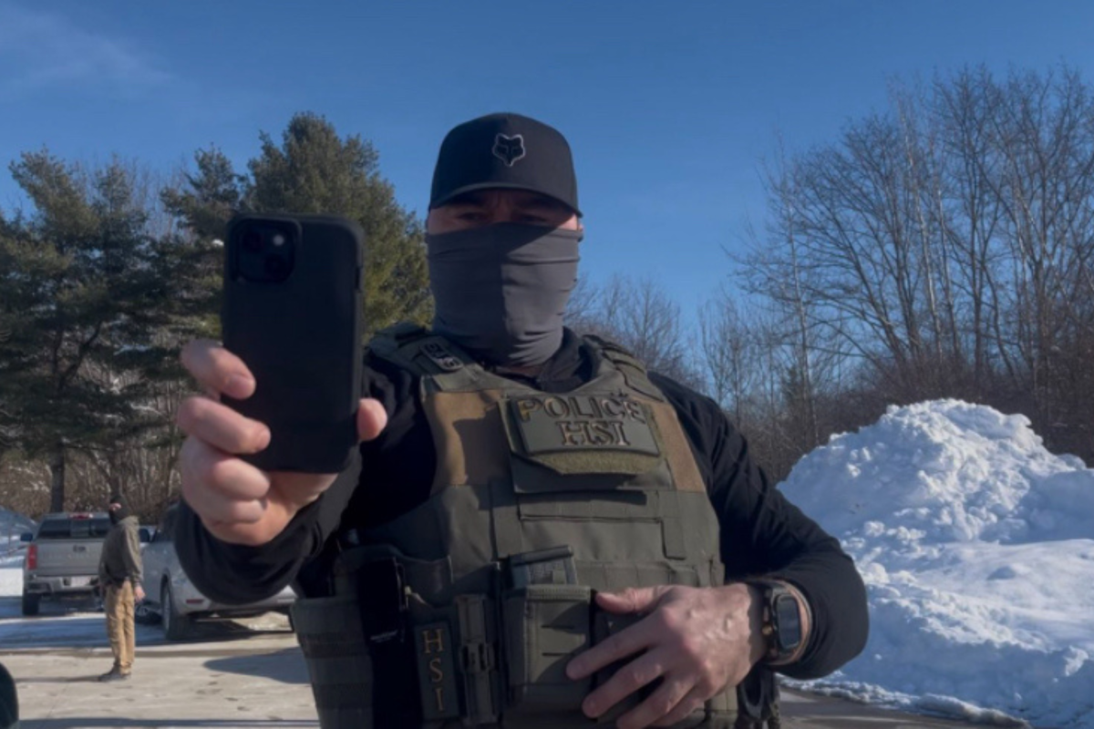 El ciudadano estadounidense dijo que los agentes de ICE lo amenazaron con incluirlo en una lista de vigilancia terrorista.