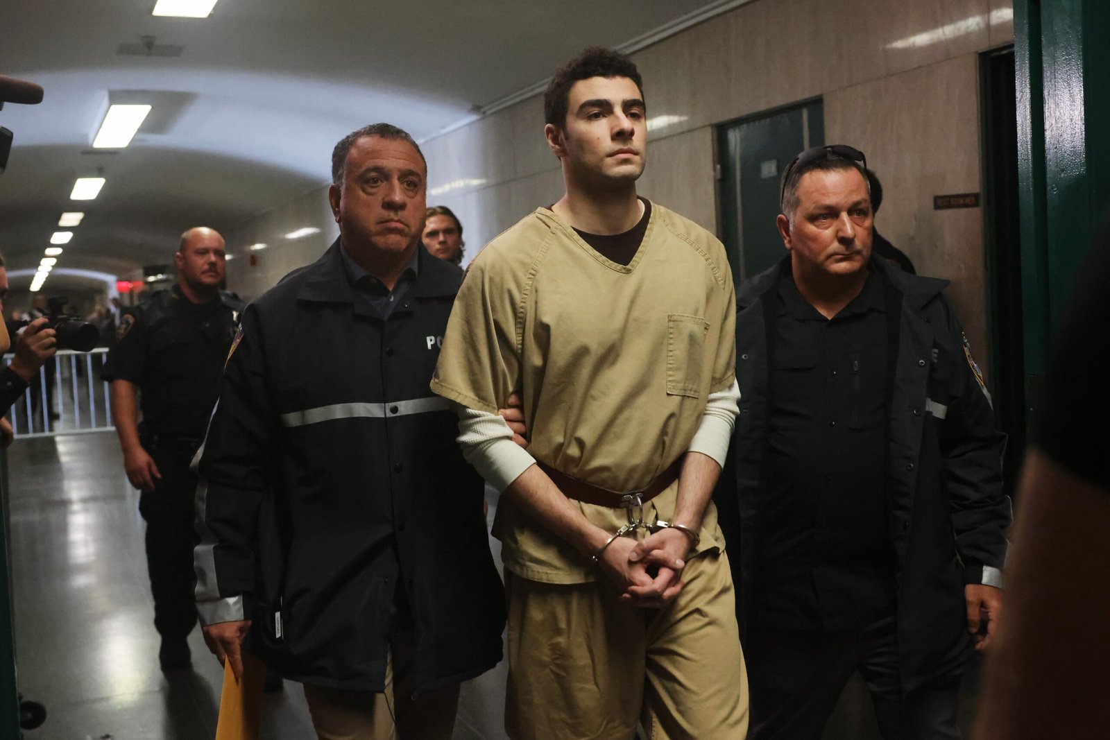 Luigi Mangione no se enfrenta a la pena de muerte; Un juez desestimó dos cargos federales en el caso de asesinato