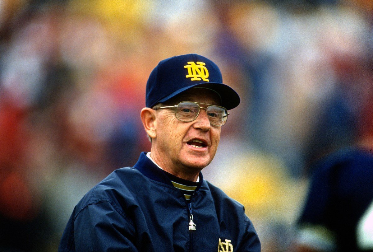 Triste noticia para el legendario entrenador de Notre Dame, Lou Holtz