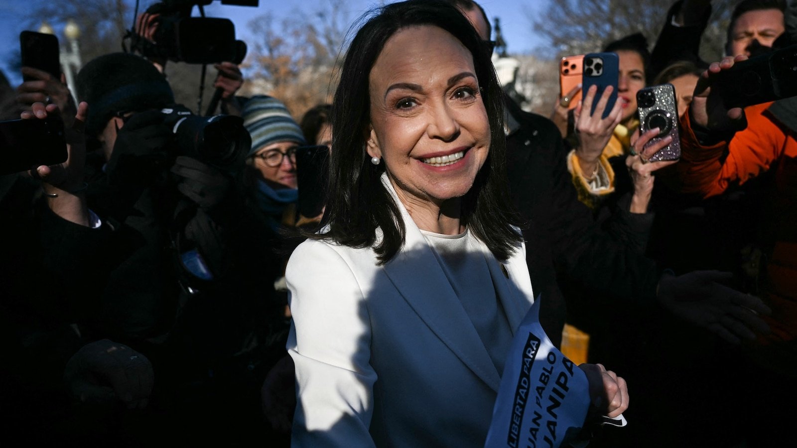 La líder opositora venezolana Machado dijo que entregó a Trump la medalla Nobel