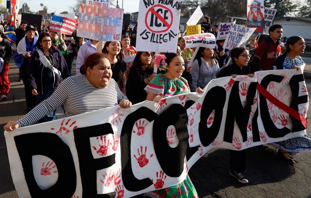 Cientos de estudiantes en todo el Área de la Bahía abandonaron las escuelas para protestar contra ICE