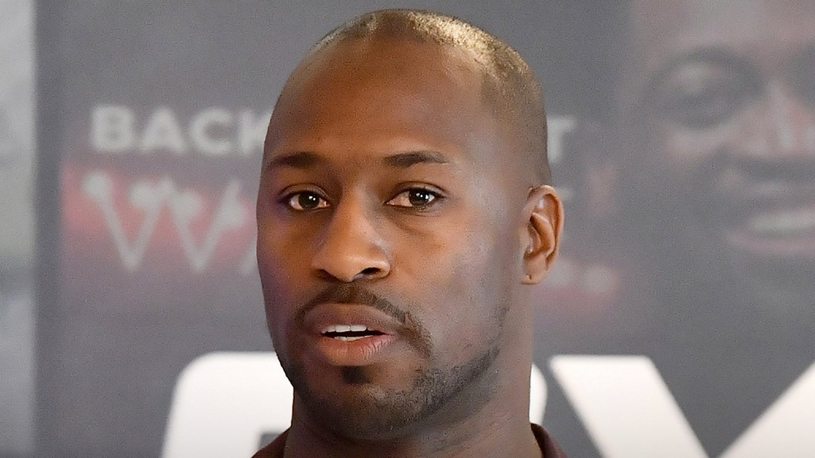 Vernon Davis está acusado de atacar a una mujer con libros durante una discusión sobre el aborto.