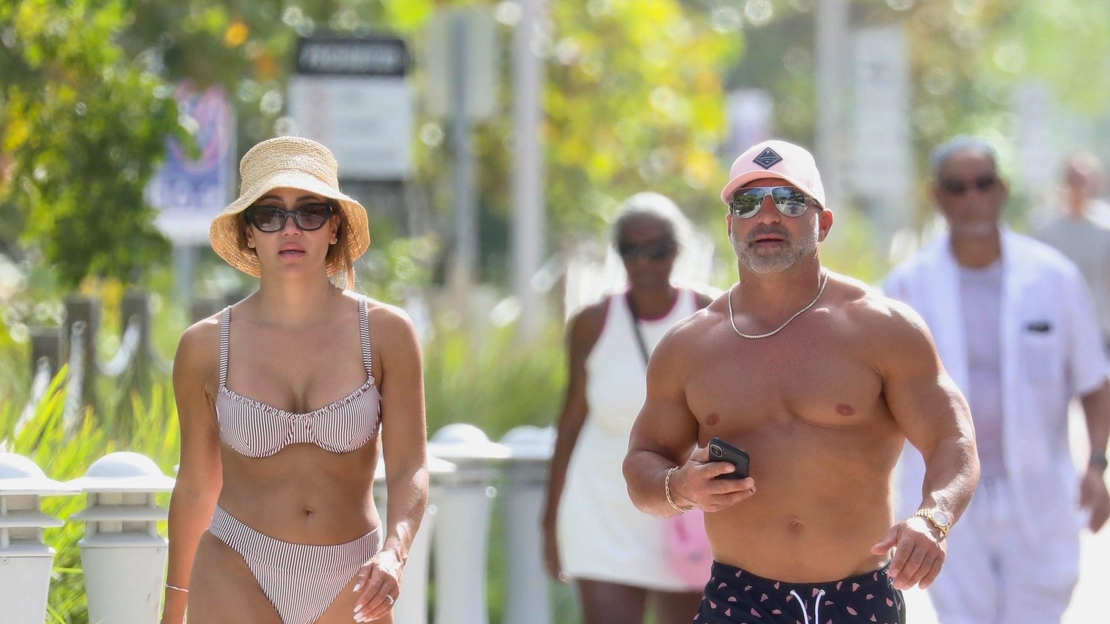 Las estrellas de ‘RHONJ’ Melissa y Joe Gorga escapan del frío y se dirigen a Florida en fotos de playa