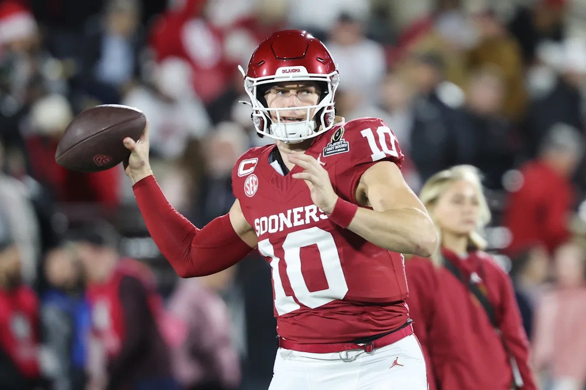 El QB John Mateer regresará a Oklahoma la próxima temporada