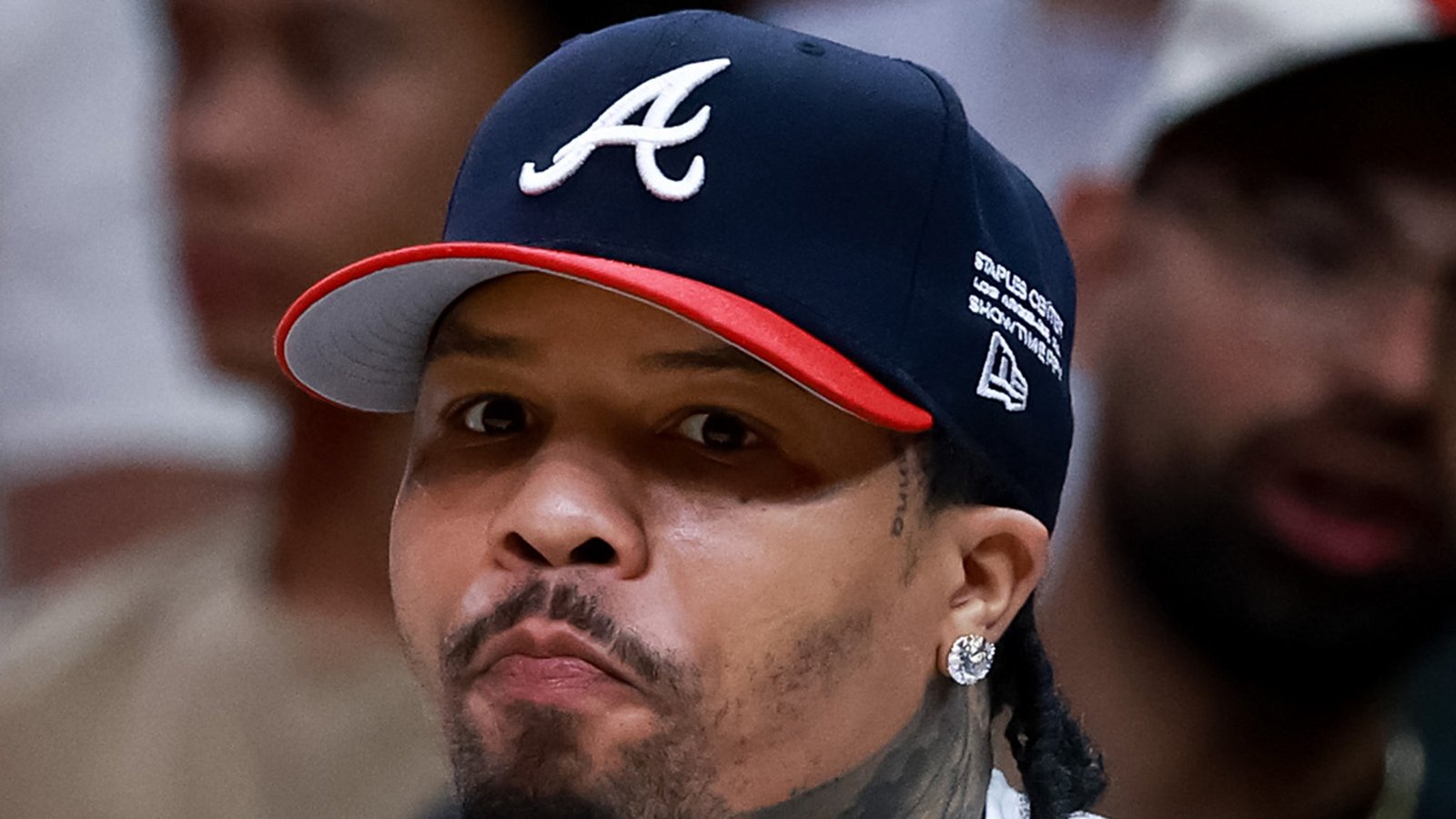 Gervonta Davis se ve en un video empujando y obligando a la mujer a bajar las escaleras, dijo la policía.