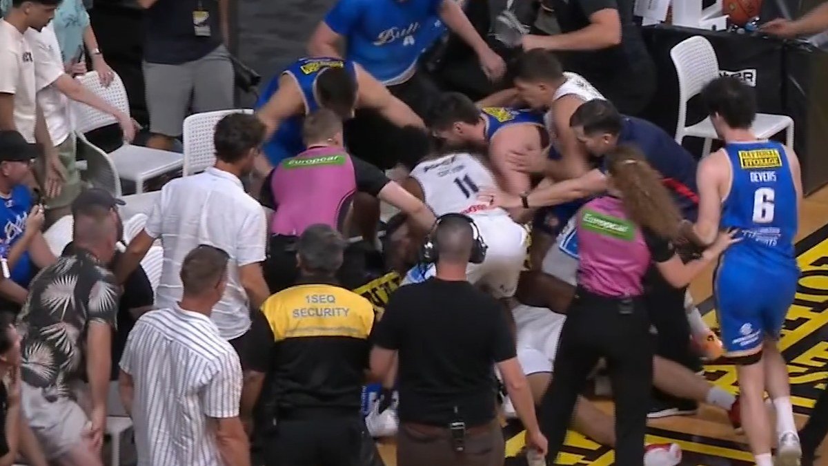 El video de la pelea entre Adelaide 36ers y Brisbane Bullets vio los bancos despejados y siete jugadores fueron expulsados
