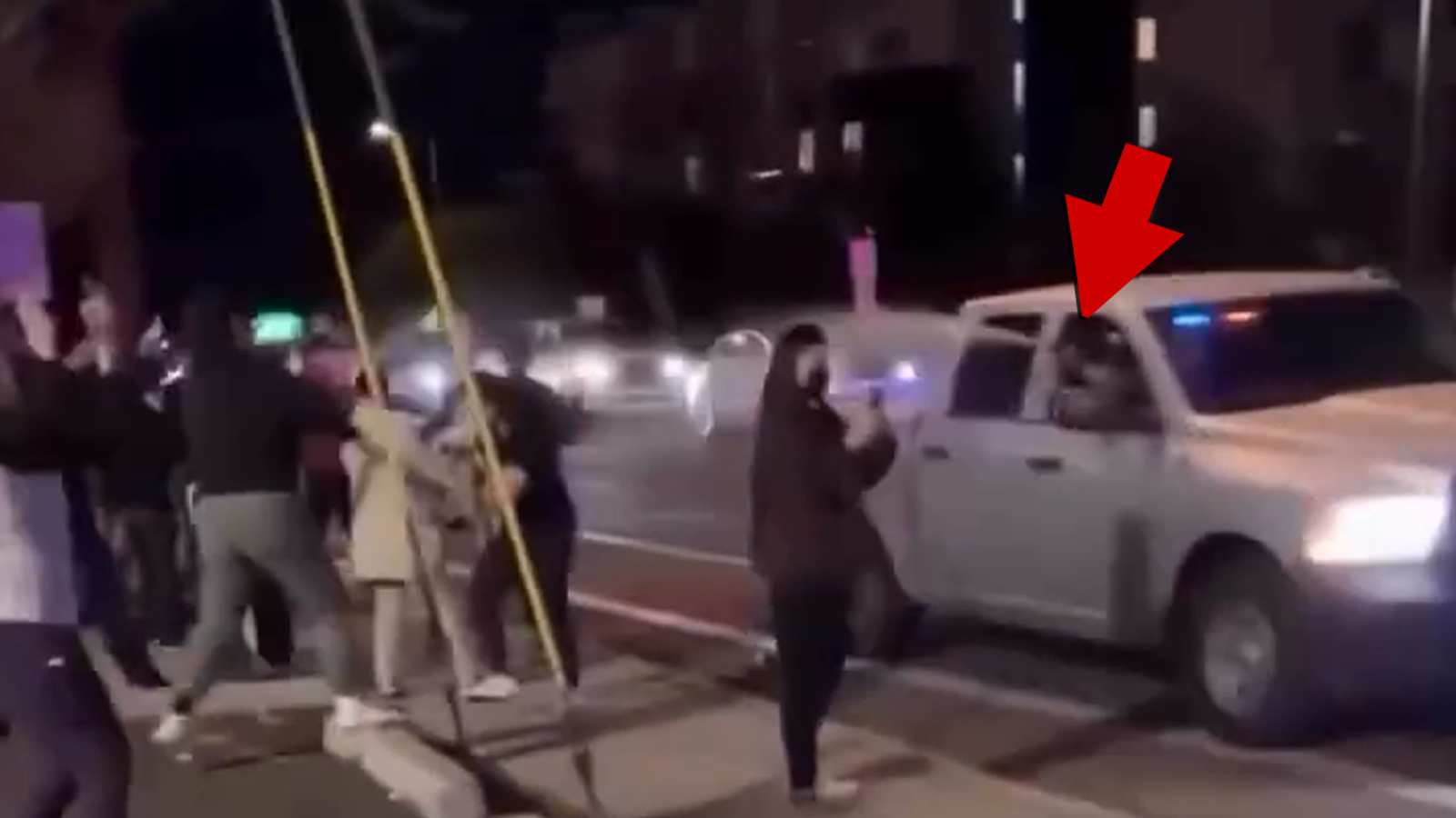 En el video, un agente federal rocía con gas pimienta a un grupo de Phoenix en un