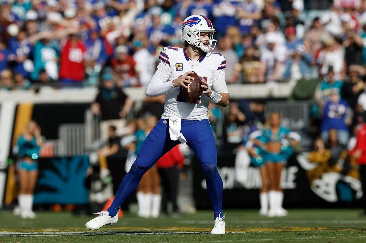 El mariscal de campo de los Bills, Josh Allen, estuvo limitado en la práctica del martes, pero se siente mejor