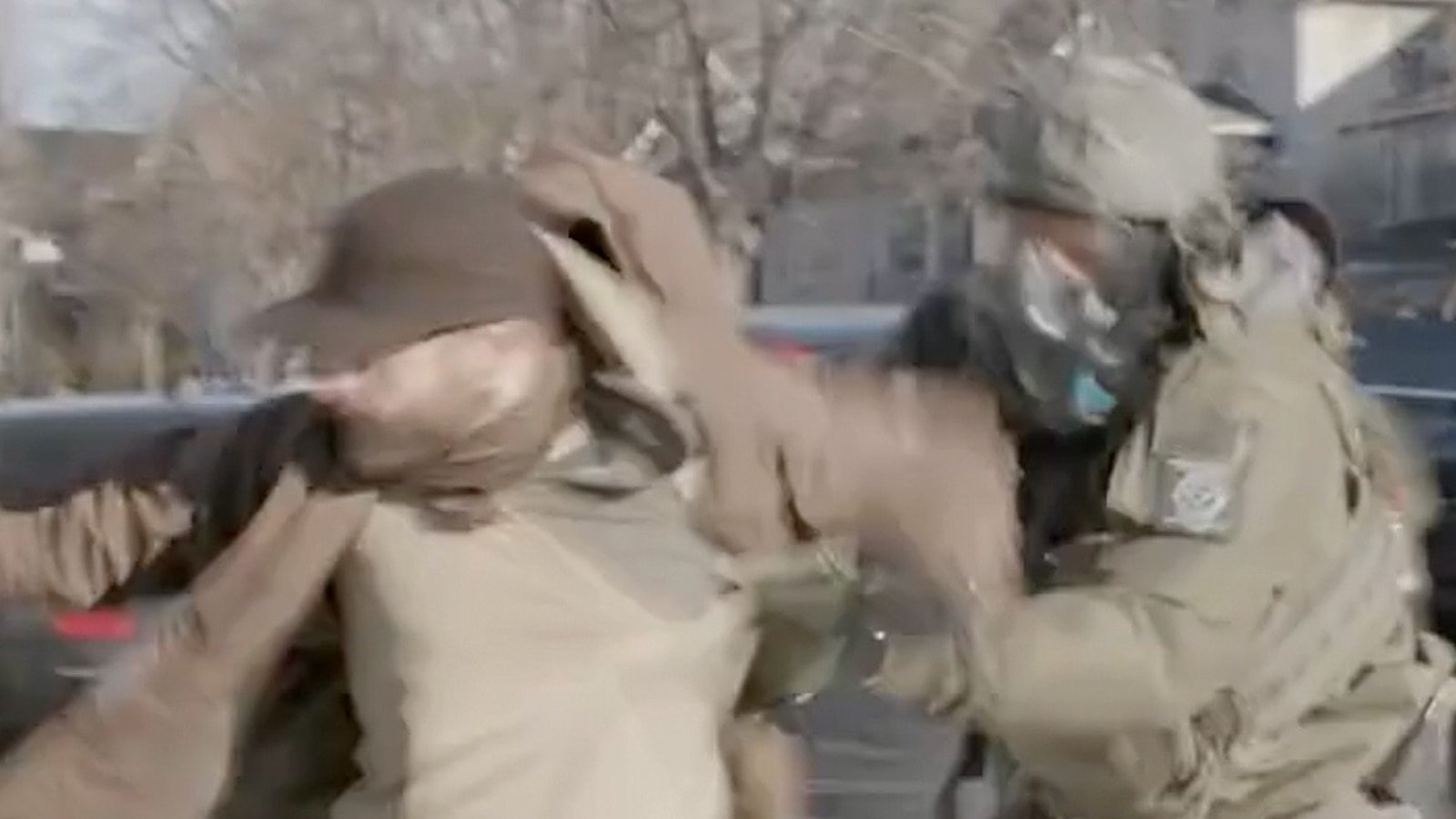 Nuevo video muestra a Alex Pretty chocando con agentes 11 días antes del tiroteo fatal