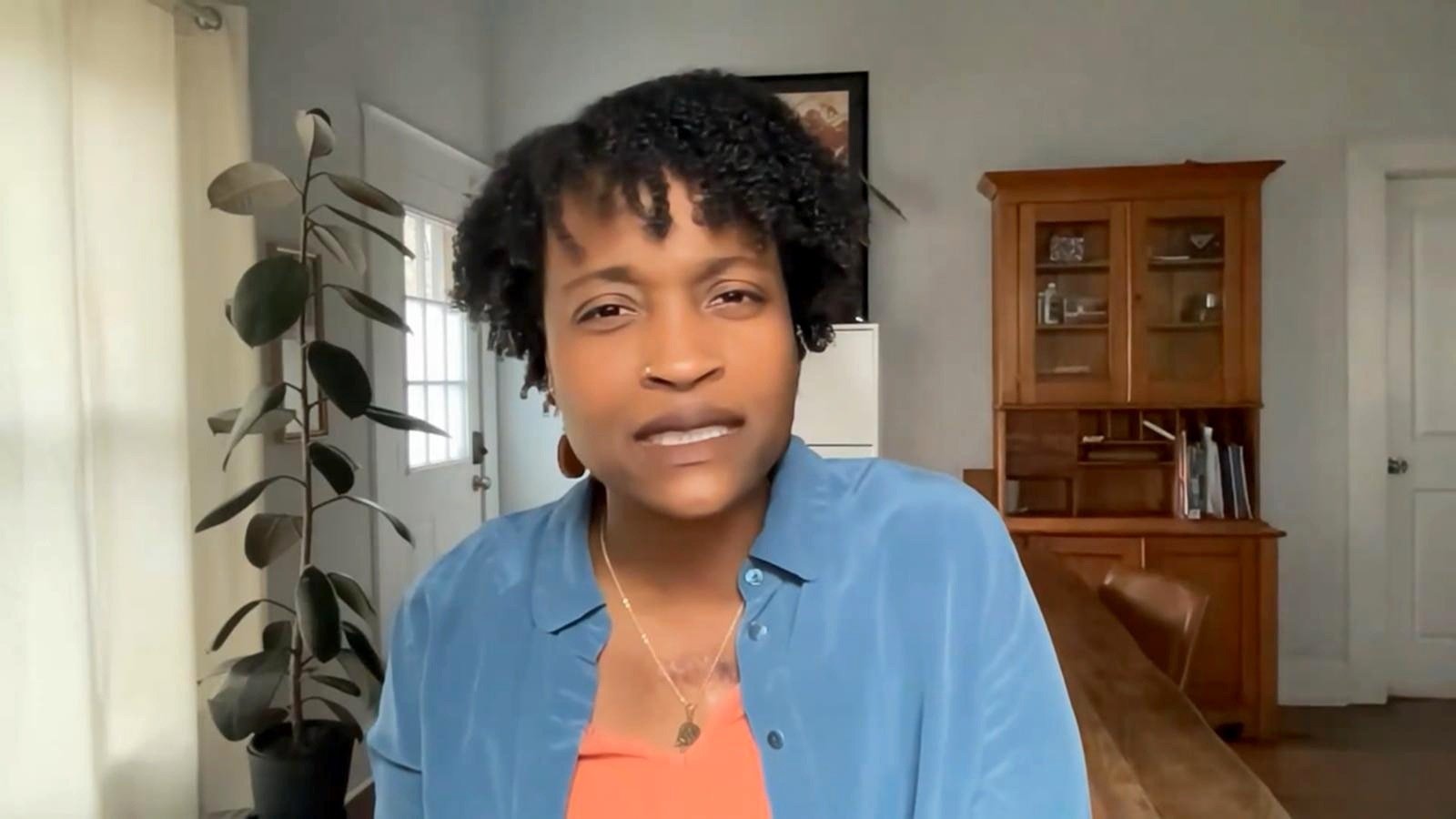 Se pronuncia una madre que fue investigada por dejar andar sola en patinete a un niño de 6 años