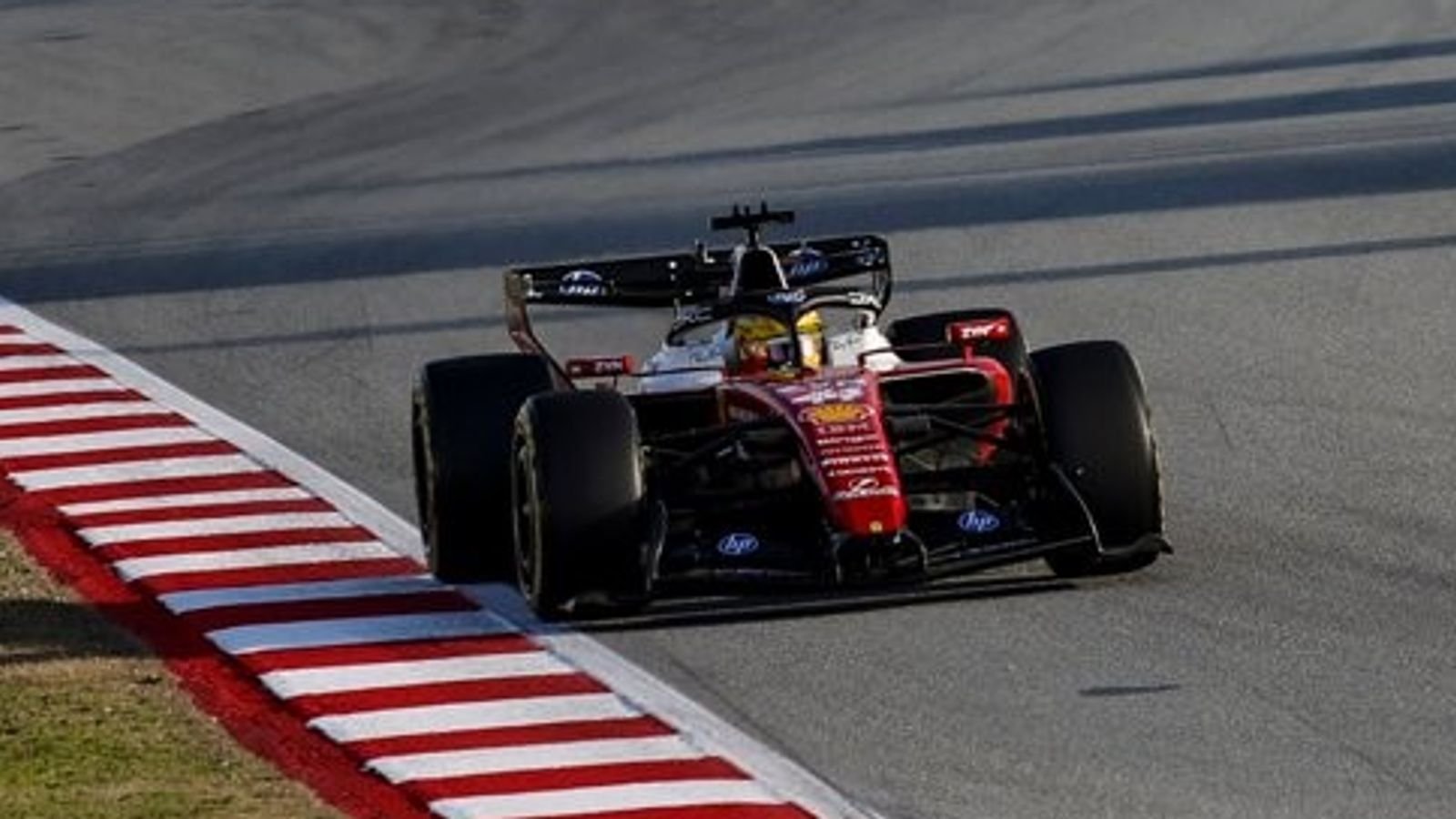 Lewis Hamilton dice que Ferrari lo está haciendo mejor que el año pasado en las pruebas de F1 después de su primera tanda en seco en Barcelona. Noticias F1