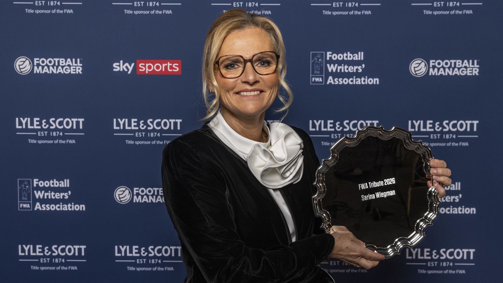 Sarina Wigman: La entrenadora femenina de Inglaterra admite que «nunca se lo esperaba» después de recibir el Premio Tributo de la Asociación de Escritores de Fútbol | noticias de futbol