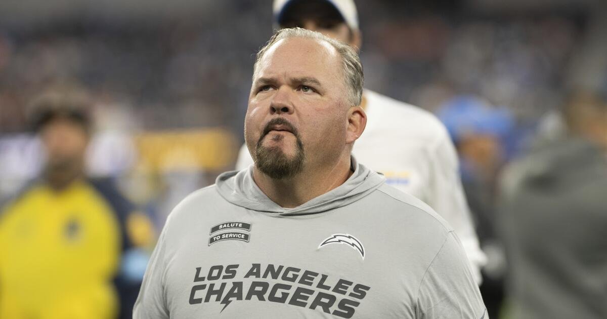 Los Chargers despidieron al coordinador ofensivo Greg Roman después de la derrota en los playoffs.