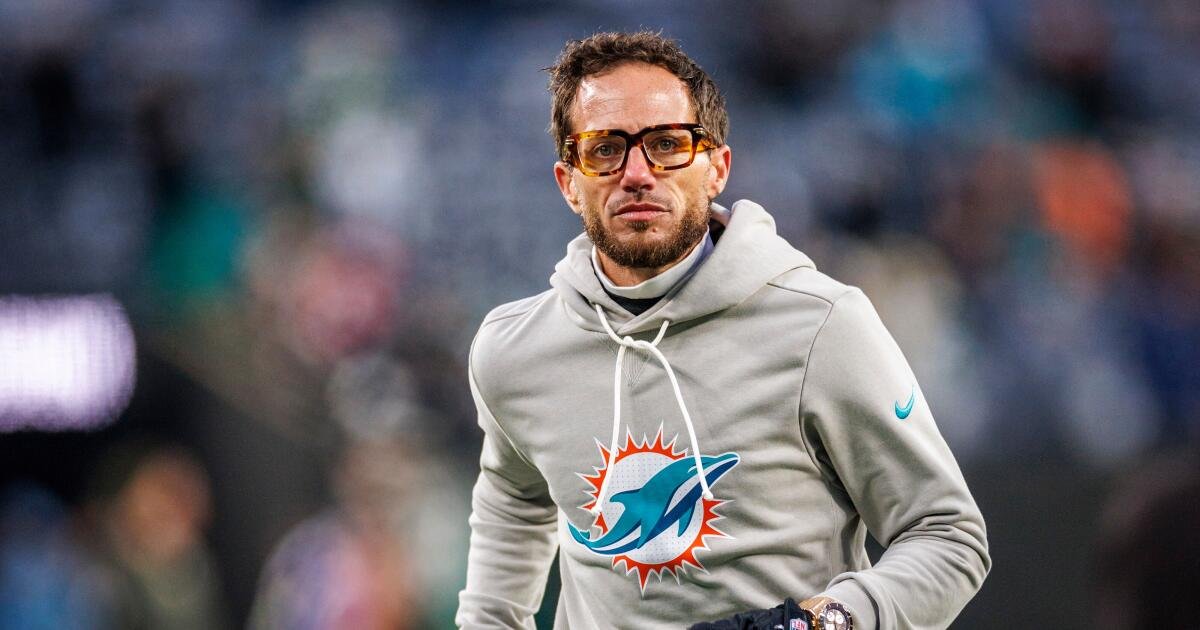 Los Chargers contrataron al ex entrenador de los Dolphins, Mike McDaniel, como coordinador ofensivo