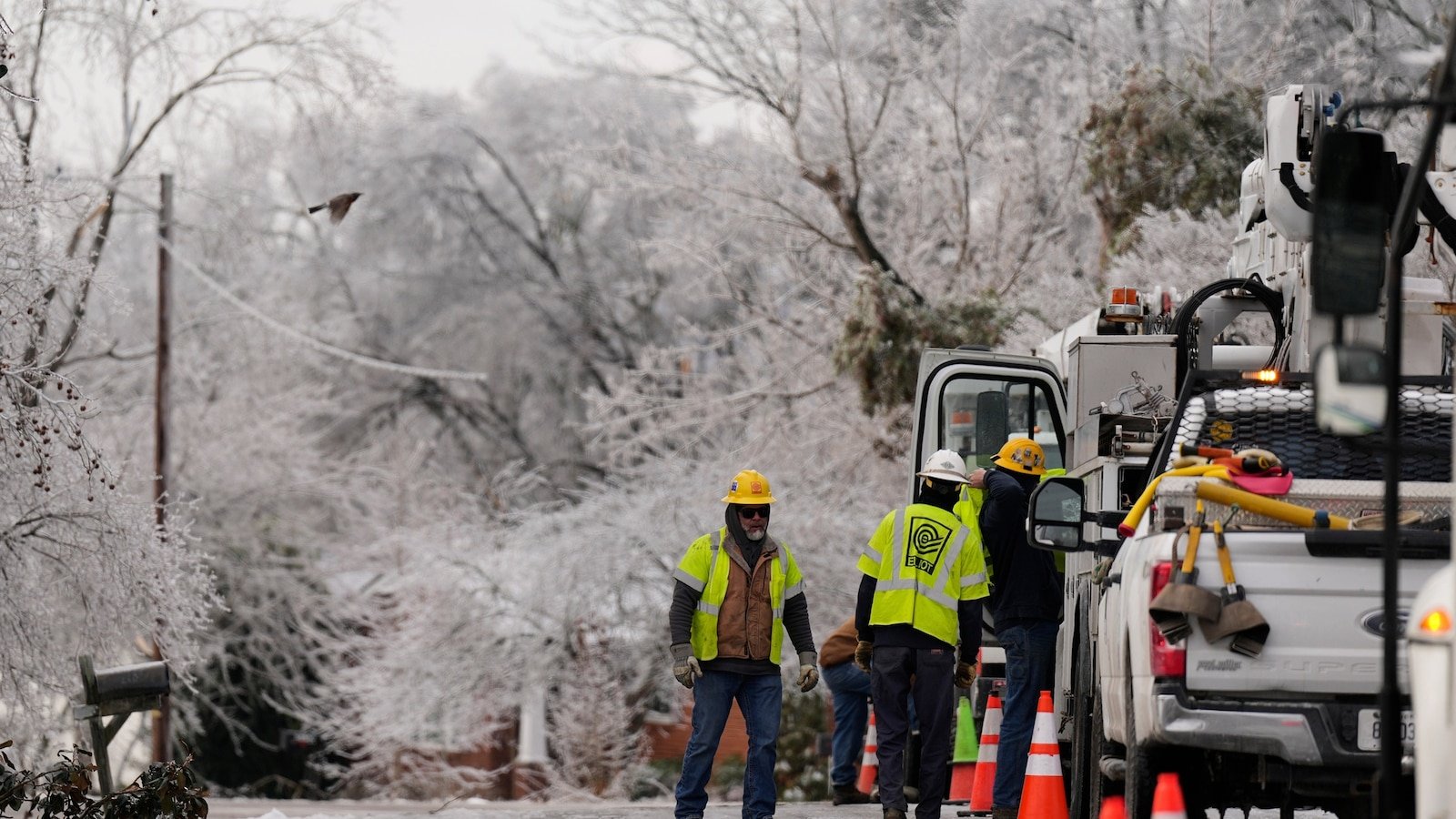 Al menos 85 personas han muerto a causa de olas de frío que azotan el sur tras una tormenta invernal