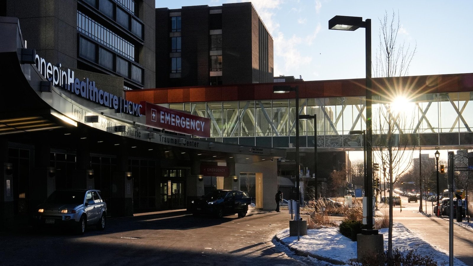 ICE afirma que un hombre se estrelló el cráneo contra una pared en un hospital de Minnesota.