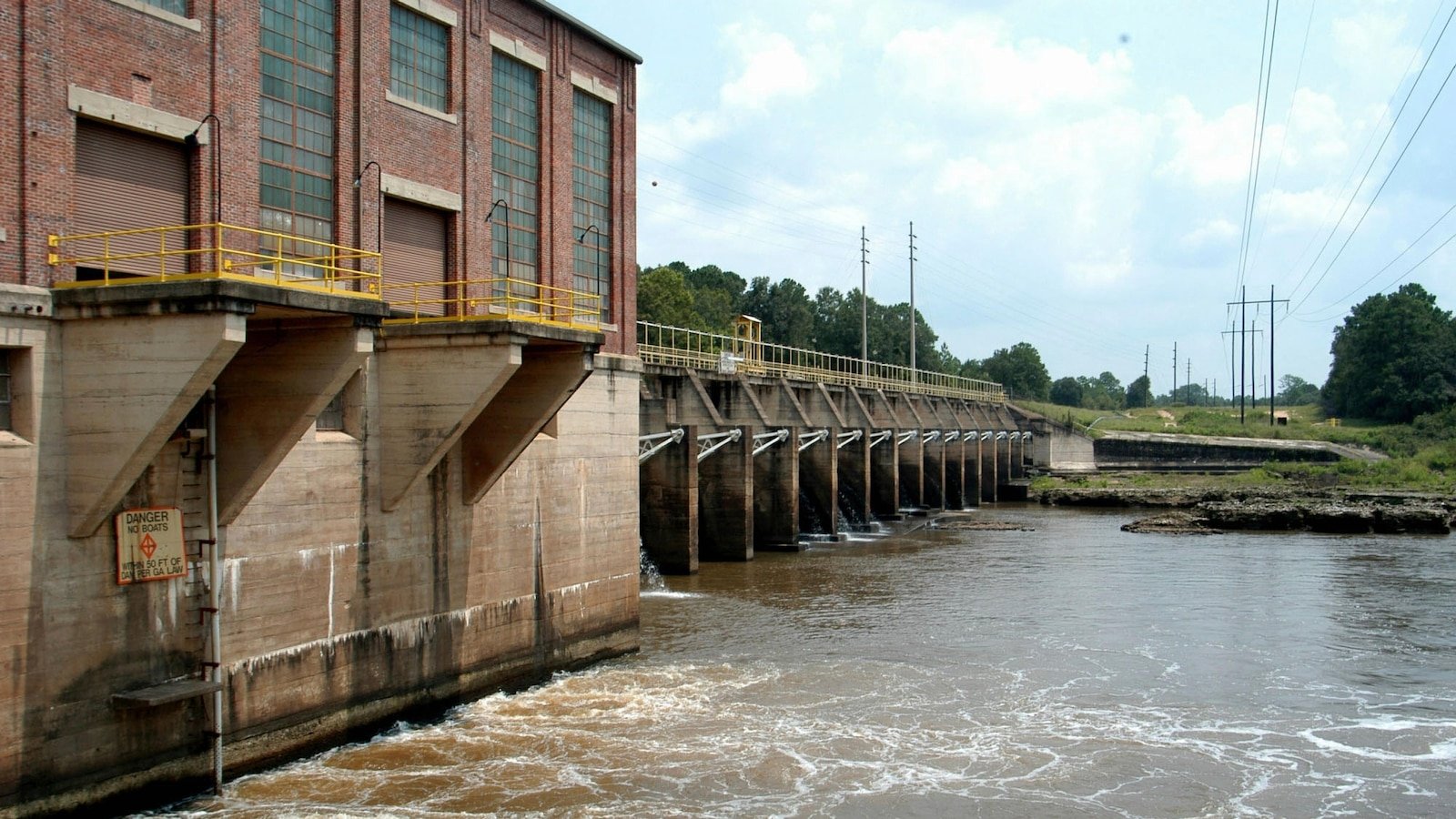 Ciudad de Georgia advierte no beber agua del grifo tras derrame de combustible en aeropuerto de Atlanta