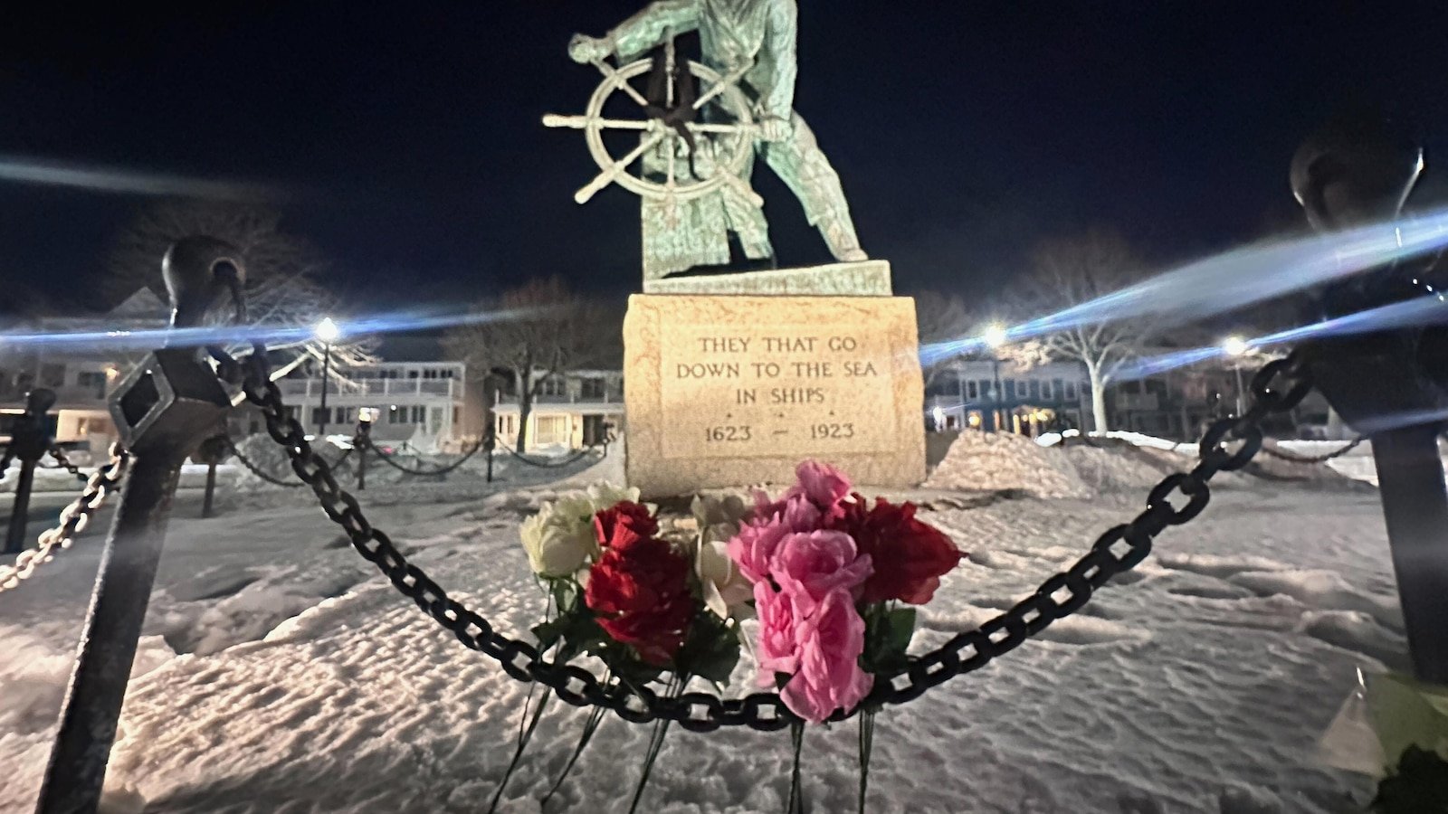 Los rescatistas buscan en el Atlántico a los pescadores desaparecidos después de que un barco se hundiera frente a Gloucester