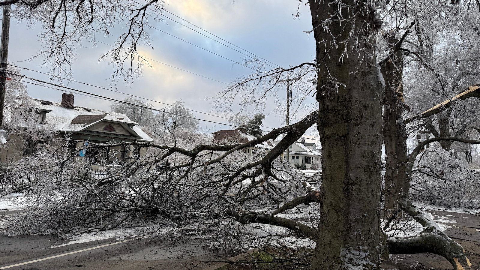 Las carreteras heladas han dejado a los conductores varados en Mississippi mientras continúan las temperaturas gélidas en EE. UU.