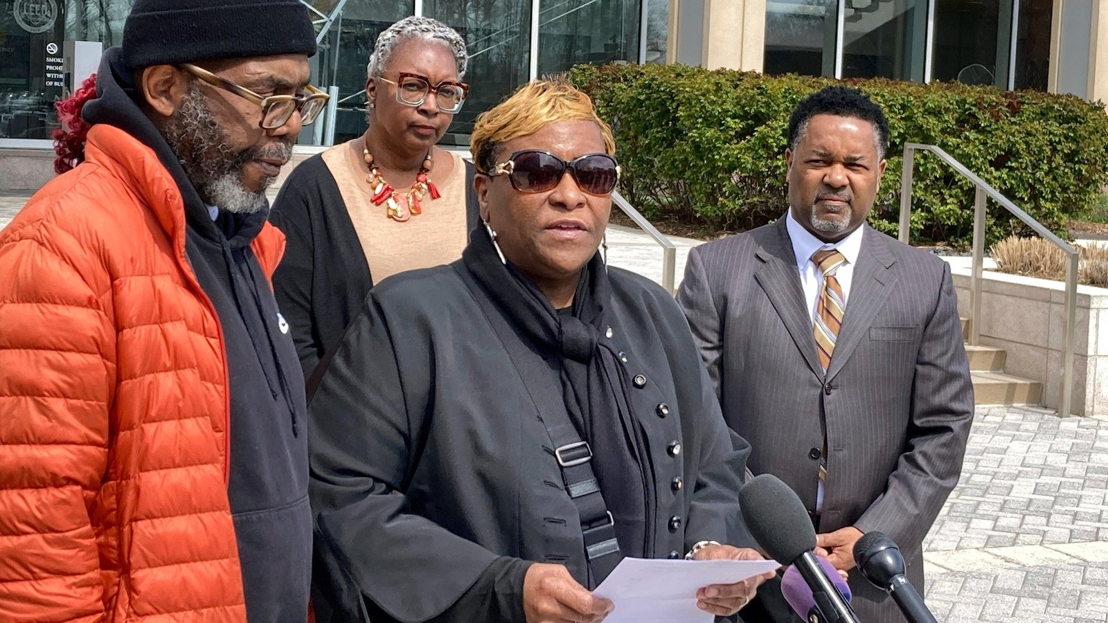 El exgobernador de Virginia Youngkin indulta al exsargento de policía que en 2023 mató a tiros a un hombre desarmado