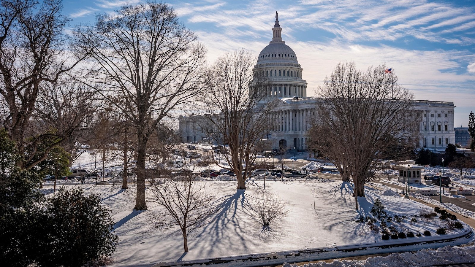 Un juez se niega a liberar a un hombre acusado de colocar bombas caseras antes de los disturbios en el Capitolio