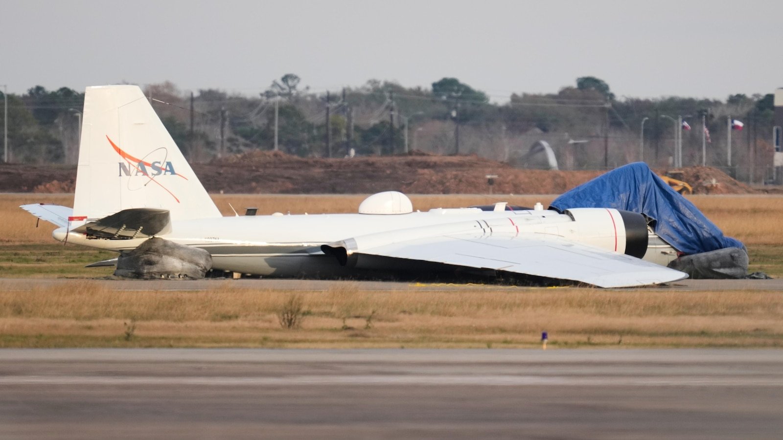El vídeo muestra llamas saliendo de un avión de la NASA que aterrizó sin tren de aterrizaje