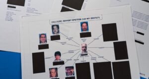 Un enorme alijo de documentos de Epstein incluye correos electrónicos que el financiero intercambió con los ricos y poderosos.