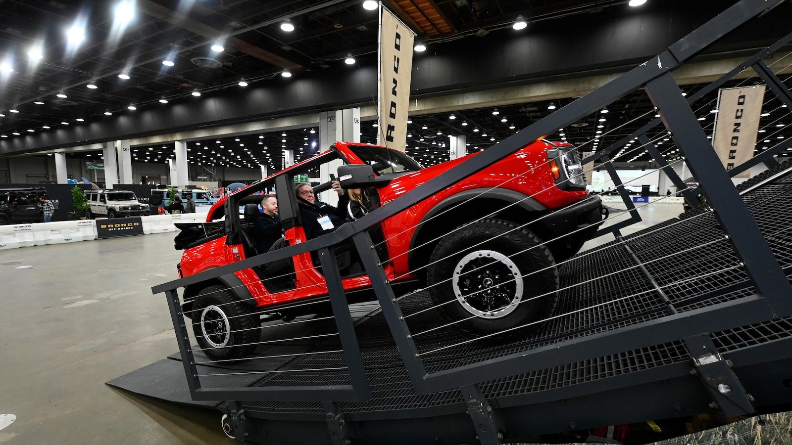 El Salón del Automóvil de Detroit comienza con la industria regresando a sus comienzos llamativos y apoyándose en las pistas de prueba