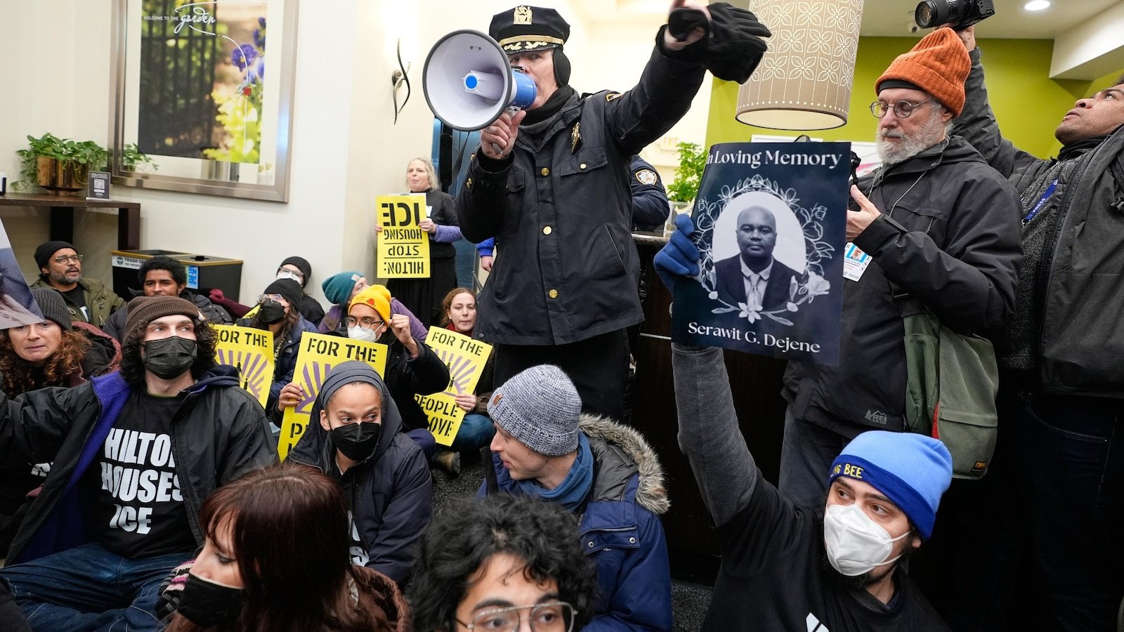 Decenas de manifestantes arrestados en un hotel de Manhattan durante una sentada por la represión de la inmigración