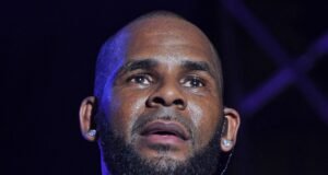 R. Kelly está bajo investigación por tener el número de teléfono del alcaide retirado