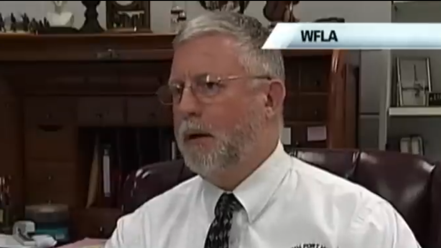 El Dr. George Kenny hipnotizó a 3 estudiantes de secundaria hasta que murieron