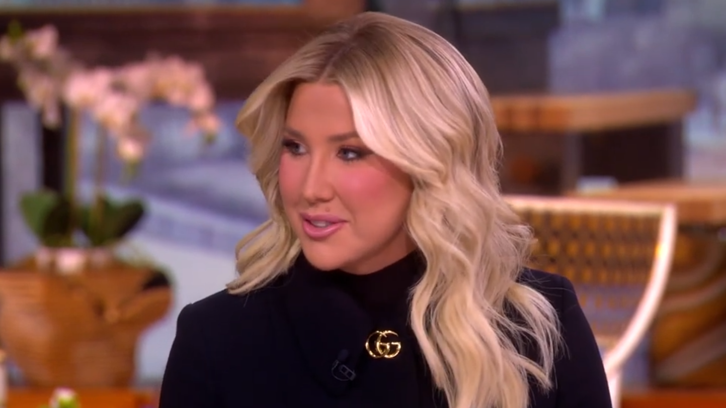 Savannah Chrisley se enfrenta en ‘The View’ sobre Trump y AOC