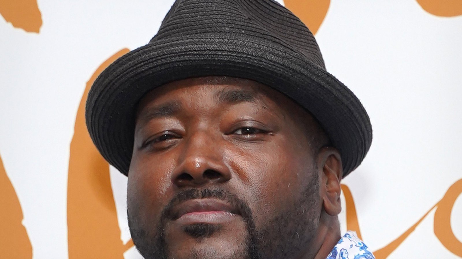 Quinton se centra en la recuperación de Aaron, una triste ‘esposa’ casada con otro hombre