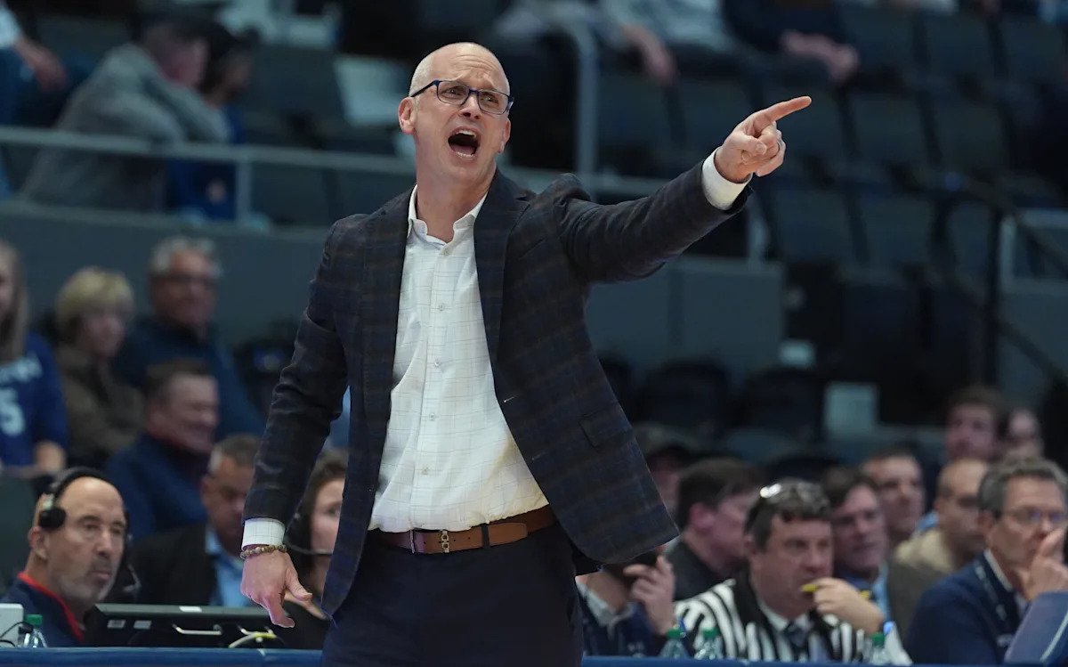 En el Torneo de la NCAA, el No. 5 UConn sufrió una derrota tardía en casa ante Creighton cuando sus esperanzas de un primer puesto se desvanecieron.